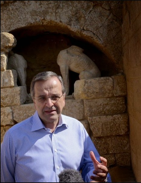 Both sphinxes in the tomb entrance at Amphipolis.